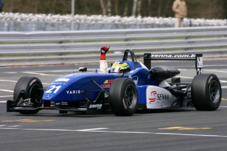 Sennas sejr var den første af slagsen i F3. (Bemærk Senna navnet på sidepodden af bilen)